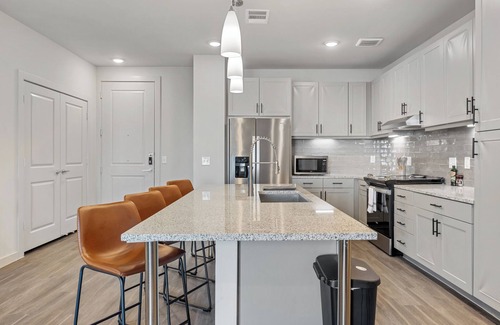 Windsor Park Apartment | Beautiful 3 bedroom oasis close to downtown
