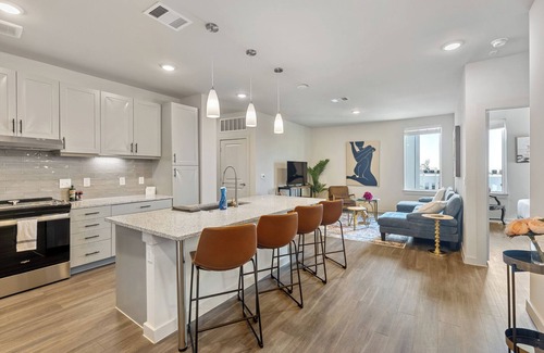 Windsor Park Apartment | Beautiful 3 bedroom oasis close to downtown