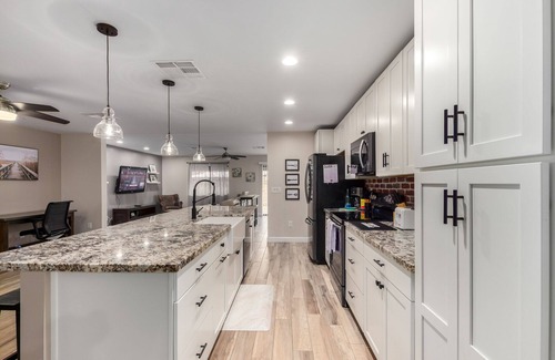 Orangeland House | Beautiful 3 bedroom Phoenix home with cable, WiFi, washer, dryer, & more