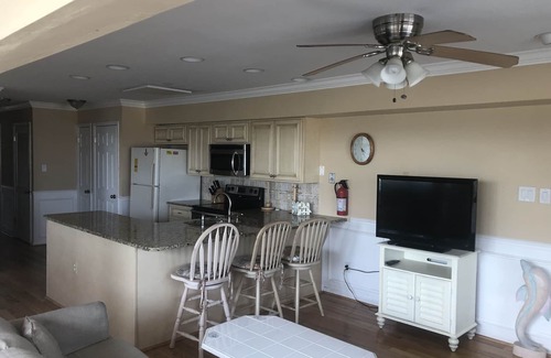North End Condo | Beautiful 3 bedroom overlooking the Boardwalk With 2 brand new full bathrooms