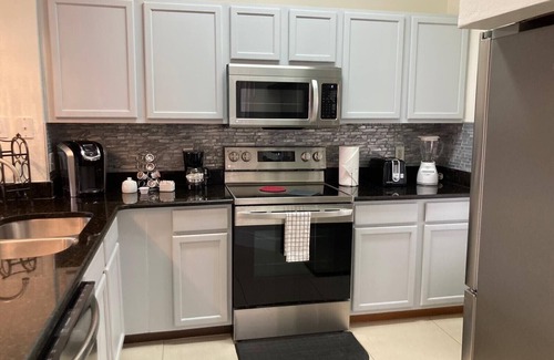 Kissimmee House | Beautiful 3 Bedroom Villa on the Lake - No Carpet! New Hot Tub