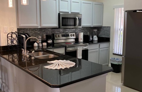 Kissimmee House | Beautiful 3 Bedroom Villa on the Lake - No Carpet! New Hot Tub