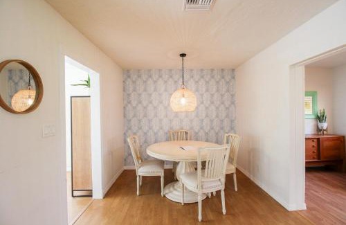 Gulf Gate Estates House | Beautiful 3 BR pool home minutes from Siesta Key - Blue Dolphin