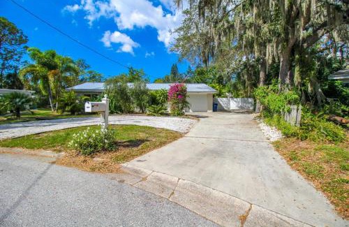 Gulf Gate Estates House | Beautiful 3 BR pool home minutes from Siesta Key - Blue Dolphin