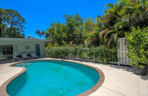Gulf Gate Estates House | Beautiful 3 BR pool home minutes from Siesta Key - Blue Dolphin