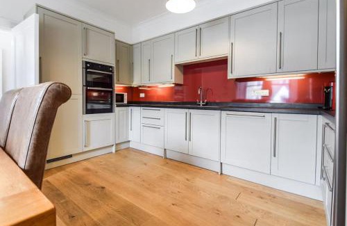 Lerwick House | Beautiful 3-Story Townhouse in Central Lerwick