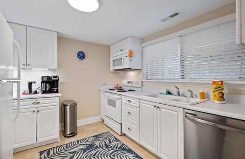 Folly Field Condo | Beautiful 3 bed-2 bath Condo w/Pool, Front & Back Patios Walk to the Beach!