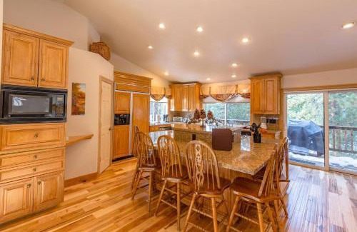 Round Hill Village House | Beautiful 3500sf Lake Tahoe Home W/Open Layout