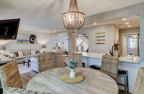 Sea Pines Condo | Beautiful 3B/3.5B Golf View, Steps to Beach - 487 Plantation Club - Dogs Welcome