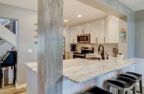 Sea Pines Condo | Beautiful 3B/3.5B Golf View, Steps to Beach - 487 Plantation Club - Dogs Welcome