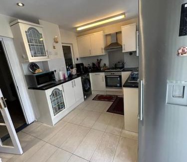 Waltham Forest Apartment | Beautiful 3BD Family Home With Huge Private Graden