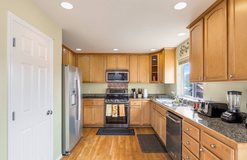 Renton House | Beautiful 4 bd/2.5 bath single family home