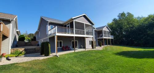 Deerfield House | Beautiful 4+ bed 3 bath Condo 20 minutes to Madison