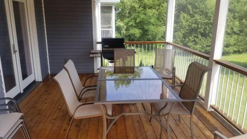 Deerfield House | Beautiful 4+ bed 3 bath Condo 20 minutes to Madison