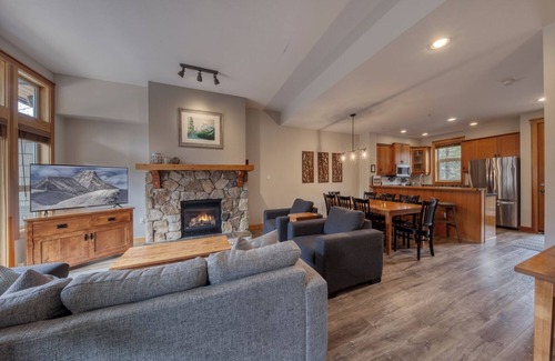 East Kootenay House | Beautiful 4 bed/4 bath Home Steps to Grey Wolf with Private Hot Tub
