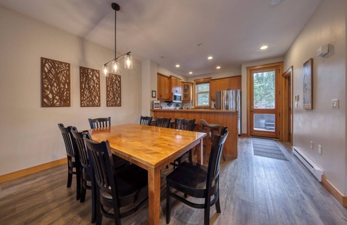 East Kootenay House | Beautiful 4 bed/4 bath Home Steps to Grey Wolf with Private Hot Tub
