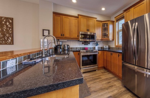 East Kootenay House | Beautiful 4 bed/4 bath Home Steps to Grey Wolf with Private Hot Tub