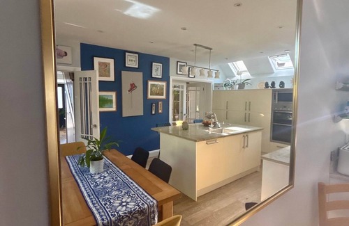 Richmond-upon-Thames House | Beautiful 4 Bed. Central Teddington