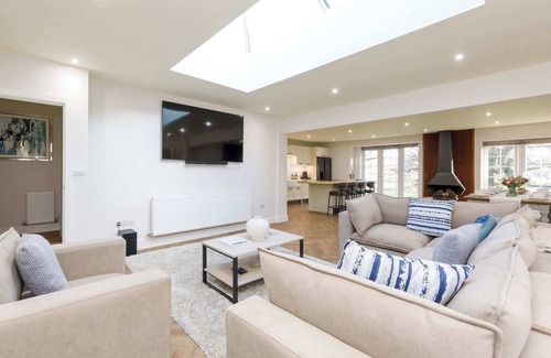 Ford House | Beautiful 4-Bed Close to South Downs & Goodwood