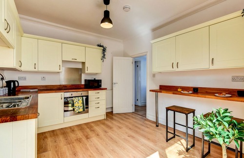 Hove House | Beautiful 4 Bed House, 3 minutes to sea, sleeps 8