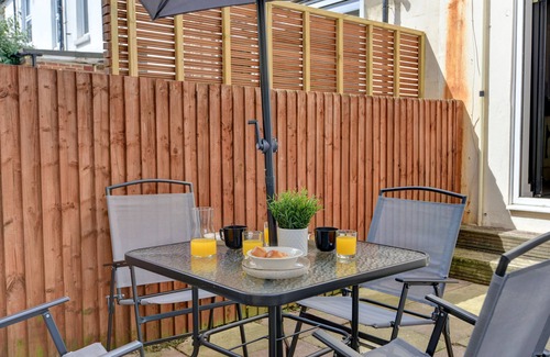 Hove House | Beautiful 4 Bed House, 3 minutes to sea, sleeps 8