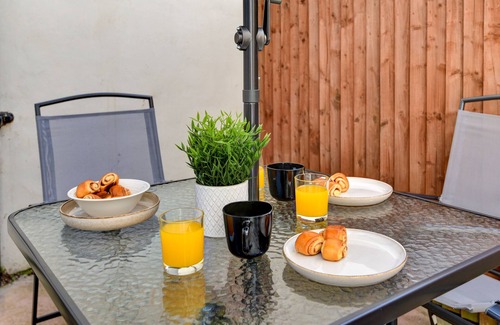 Hove House | Beautiful 4 Bed House, 3 minutes to sea, sleeps 8