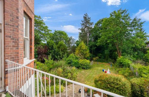 Frognal and Fitzjohns House | Beautiful 4 bed in Hampstead with Garden & Parking