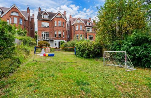 Frognal and Fitzjohns House | Beautiful 4 bed in Hampstead with Garden & Parking