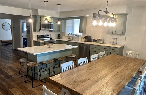 Grand Bend Cottage | Beautiful 4 Bedroom Cottage Next to the Pinery!