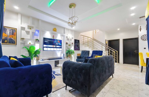 Ofin House | Beautiful 4 Bedroom Duplex Near Victoria Island Parking, wi-fi, Hot Tube, Secure
