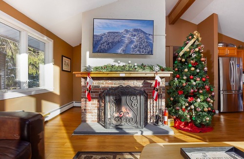 Killington House | Beautiful 4-bedroom House and Treehouse 5 min to skiing, hiking, golf, biking.