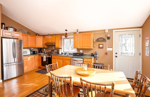 Killington House | Beautiful 4-bedroom House and Treehouse 5 min to skiing, hiking, golf, biking.