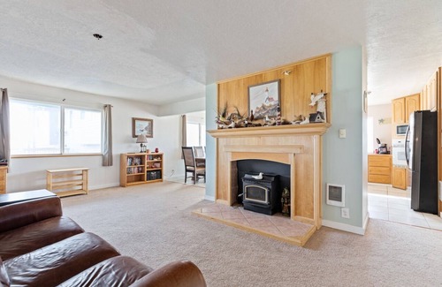 Bayshore House | Beautiful 4-bedroom oceanfront house! Ask about longer stay discounts!