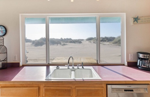 Bayshore House | Beautiful 4-bedroom oceanfront house! Ask about longer stay discounts!