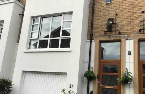 Belfast House | Beautiful 4 bedroom Townhouse close to Belfast city centre and the Ormeau Park.