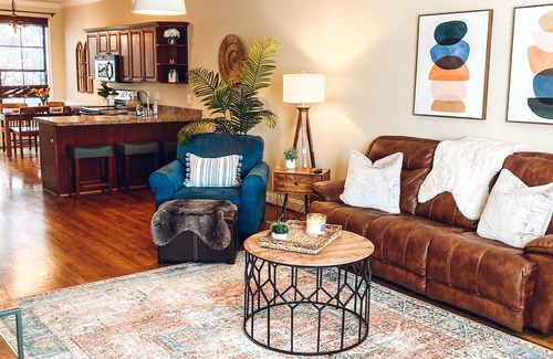 Hoover House | Beautiful 4 Bedroom Townhome close to Hoover Met, RTJ, Shopping and Dining.