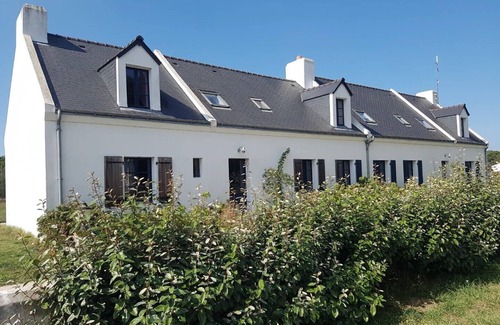 Bangor House | Beautiful 4* belleiloise house with private enclosed garden