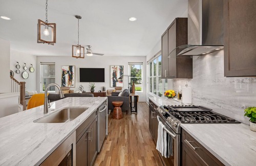 Edgehill House | Beautiful 4 Lvl, 4BR/4BA, Minutes to downtown, 4 King Beds each w/private bath.