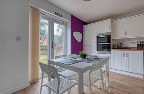 Coventry House | Beautiful 5 Bed House Free WIFI
