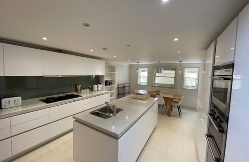 Shaftesbury House | Beautiful 5 Bed House - Sleeps up to 12 - Central
