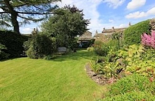 Grassington Cottage | Beautiful 5 bed Village Central Cottage with Walled Garden & parking for 6 cars