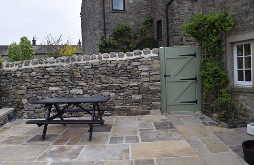 Grassington Cottage | Beautiful 5 bed Village Central Cottage with Walled Garden & parking for 6 cars