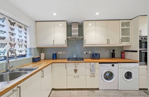 Hartwell House | Beautiful 5 bedroom house in Stone,Aylesbury, 2 Free parking