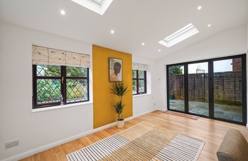 Hartwell House | Beautiful 5 bedroom house in Stone,Aylesbury, 2 Free parking