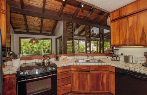 Hanalei House | Beautiful 6 bedroom for 14 ocean view Hanalei Bay home!