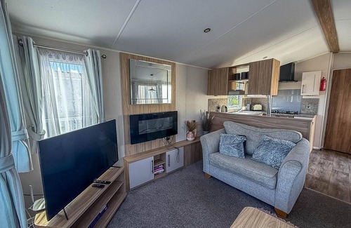 Pakefield House | Beautiful 6 berth caravan, nearby beach in Suffolk ref 68016BS