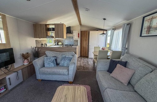 Pakefield House | Beautiful 6 berth caravan, nearby beach in Suffolk ref 68016BS