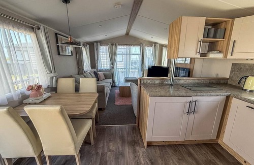 Pakefield House | Beautiful 6 berth caravan, nearby beach in Suffolk ref 68016BS