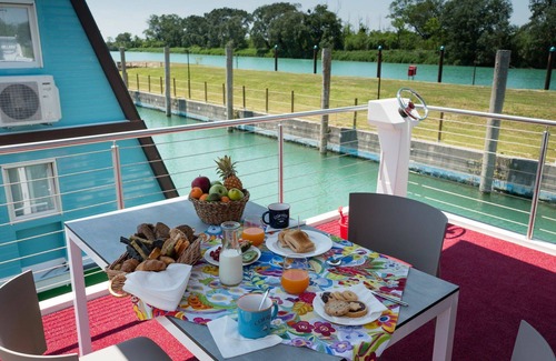 Lignano Sabbiadoro House | Beautiful apartment in villa for 6 people with WIFI, A/C, pool, TV, terrace and pets allowed
