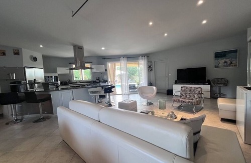 Teyran Villa | Beautiful air-conditioned single-storey villa with swimming pool, spa and sauna